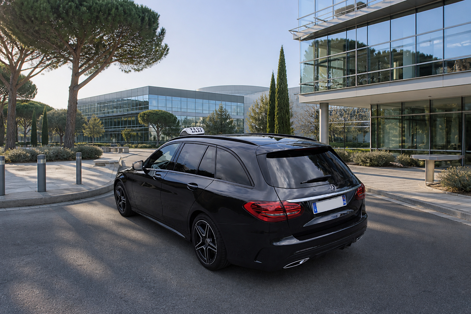 Taxi Vallauris Mercedes devant un campus d’entreprises — transfert vers Sophia Antipolis